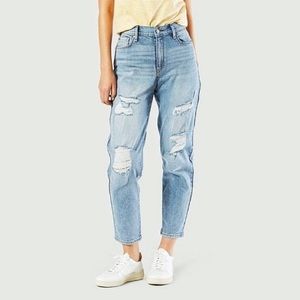 NWT Levi’s high rise light wash ripped mom jeans